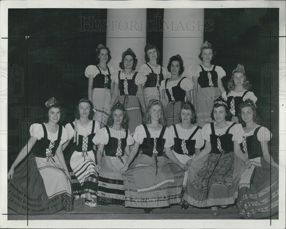 1941 Press Photo A few of the girls chorus in their Bulgarian costumes - Historic Images