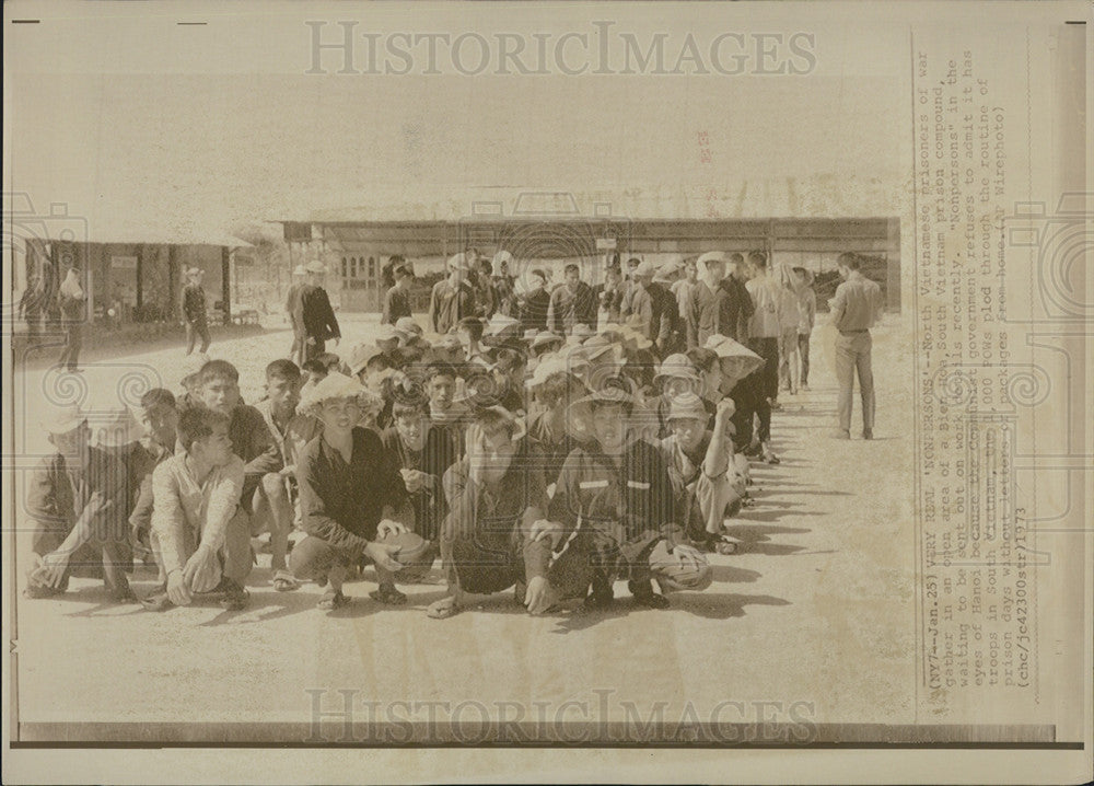 1973 Press Photo N Vietnam POW&#39;s In Bien Hon S Vietnam Prison Compound - Historic Images