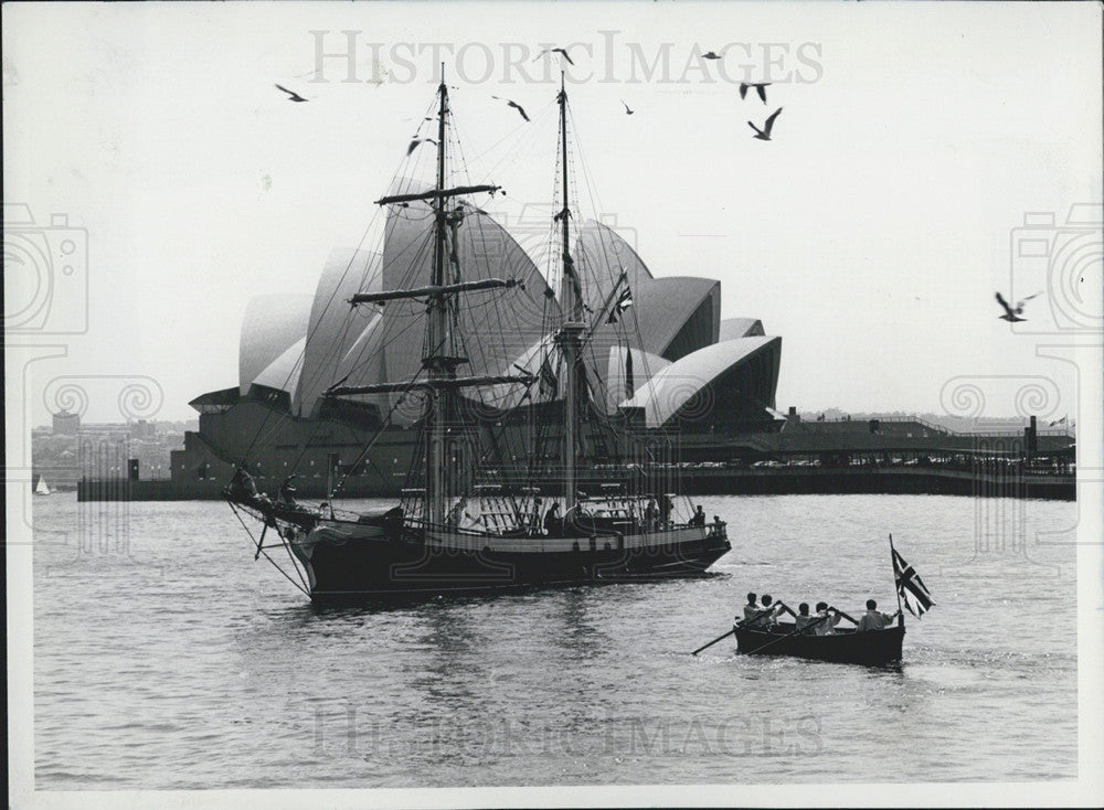 1983 Press Photo A re-enactment of the Landing at Sydney Cove in 1788 - Historic Images