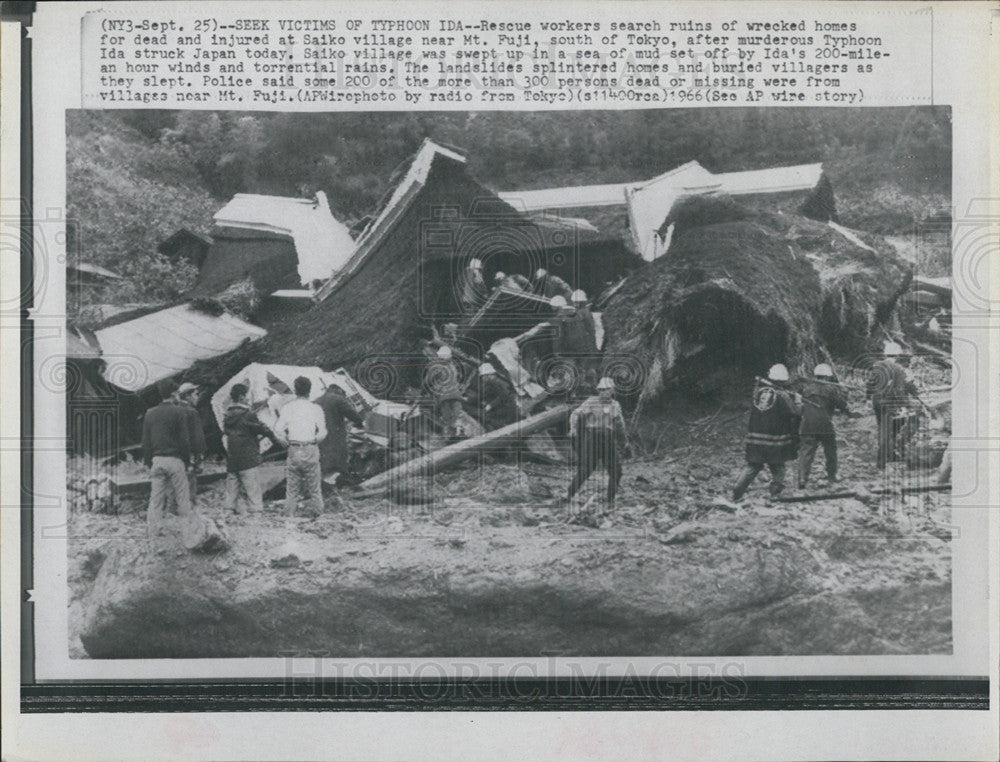 1966 Press Photo Rescue Workers look for victims of Typhoon Ida, Japan - Historic Images