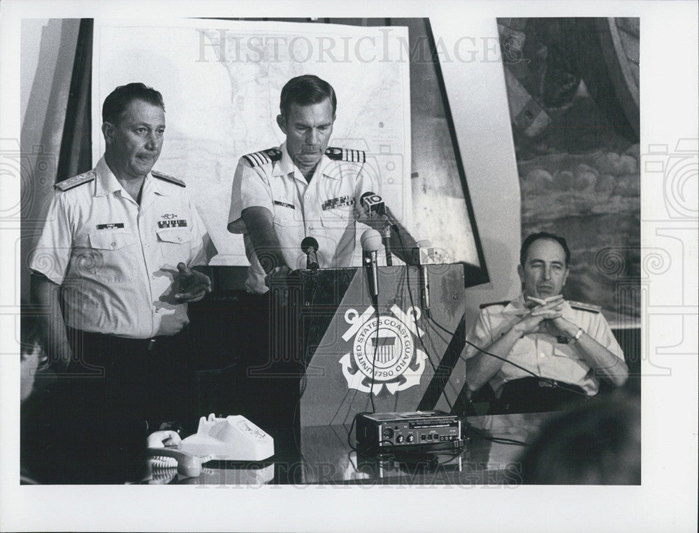 1980 Press Photo Press Conference Bayboro Admiral Stable Capt Gilbert Adm Yost - Historic Images