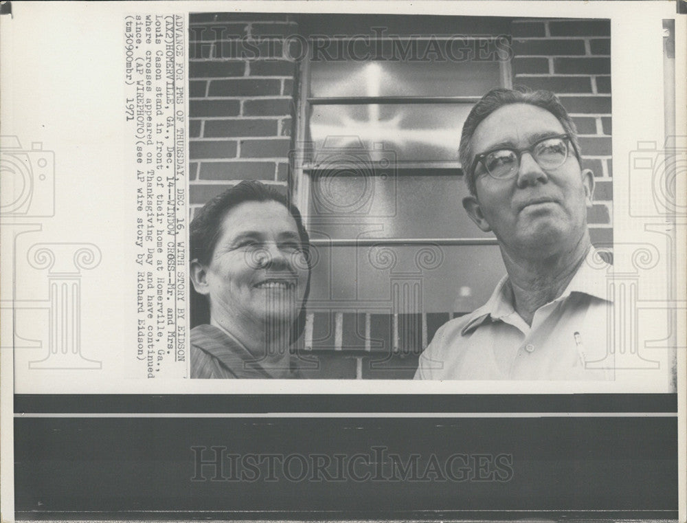 1971 Press Photo Mr. And Mrs. Louis Cason Show Miraculous Cross On Their Home - Historic Images