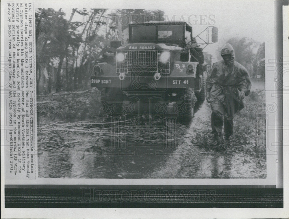 1971 Press Photo American Soldier In Phu Cai And Hai Van Pass As Typhoon Harriet - Historic Images