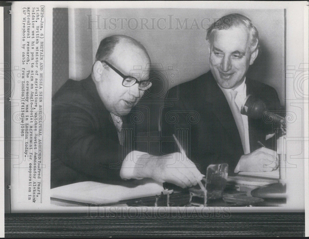 1965 Press Photo Russia &amp; Britain sign Agriculture Agreement - Historic Images