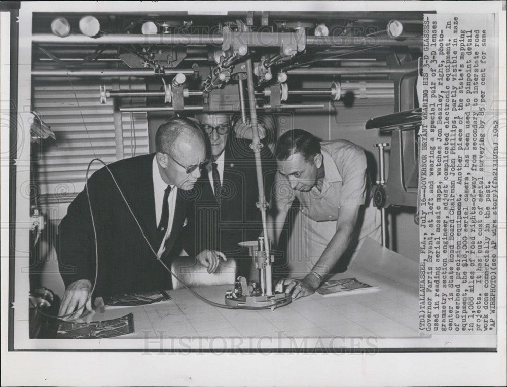 1962 Press Photo Gov Farris Bryant Reads Aerial Mosiac Maps With John Beazley - Historic Images