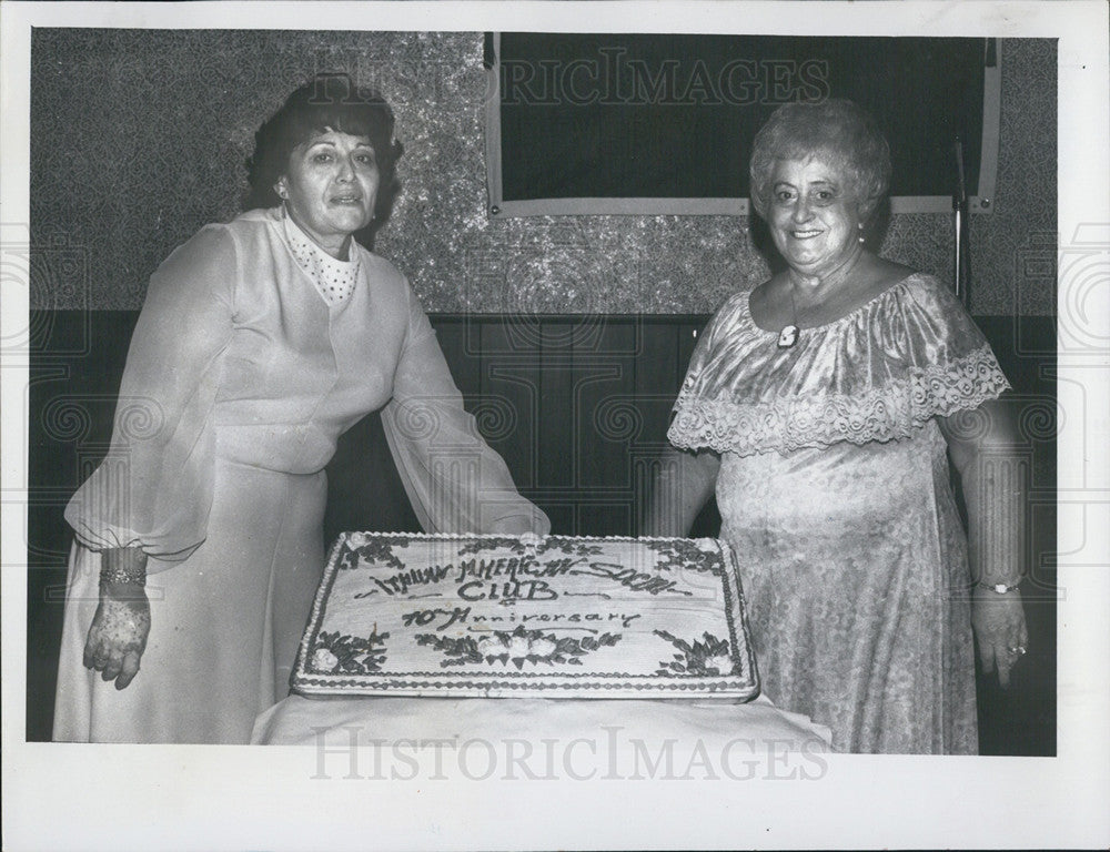 1980 Press Photo Bea Palminteri and Catherine McCadden prepare to cut cake - Historic Images