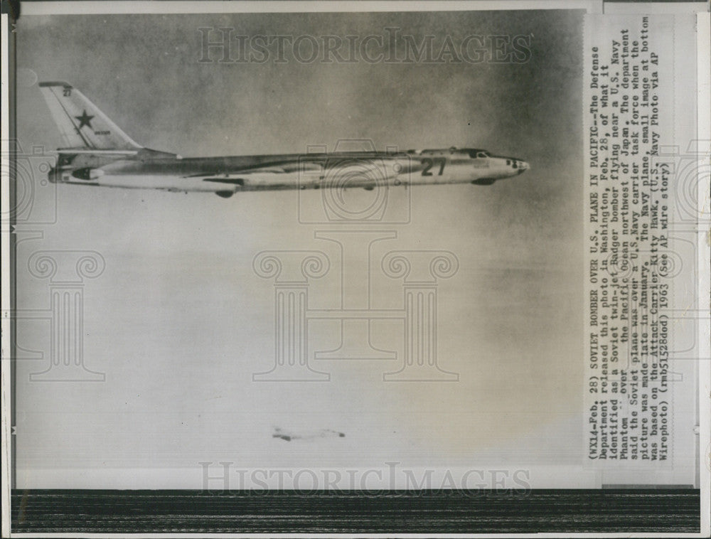 1963 Press Photo Soviet Bomber over U.S. airplane Badger - Historic Images