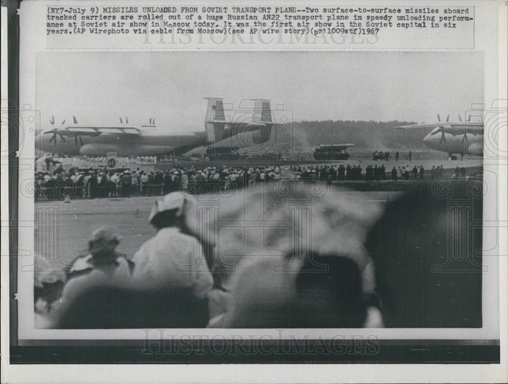 1967 Press Photo Missiles Taken Off Russian AN22 Transport Plane At Air Show - Historic Images