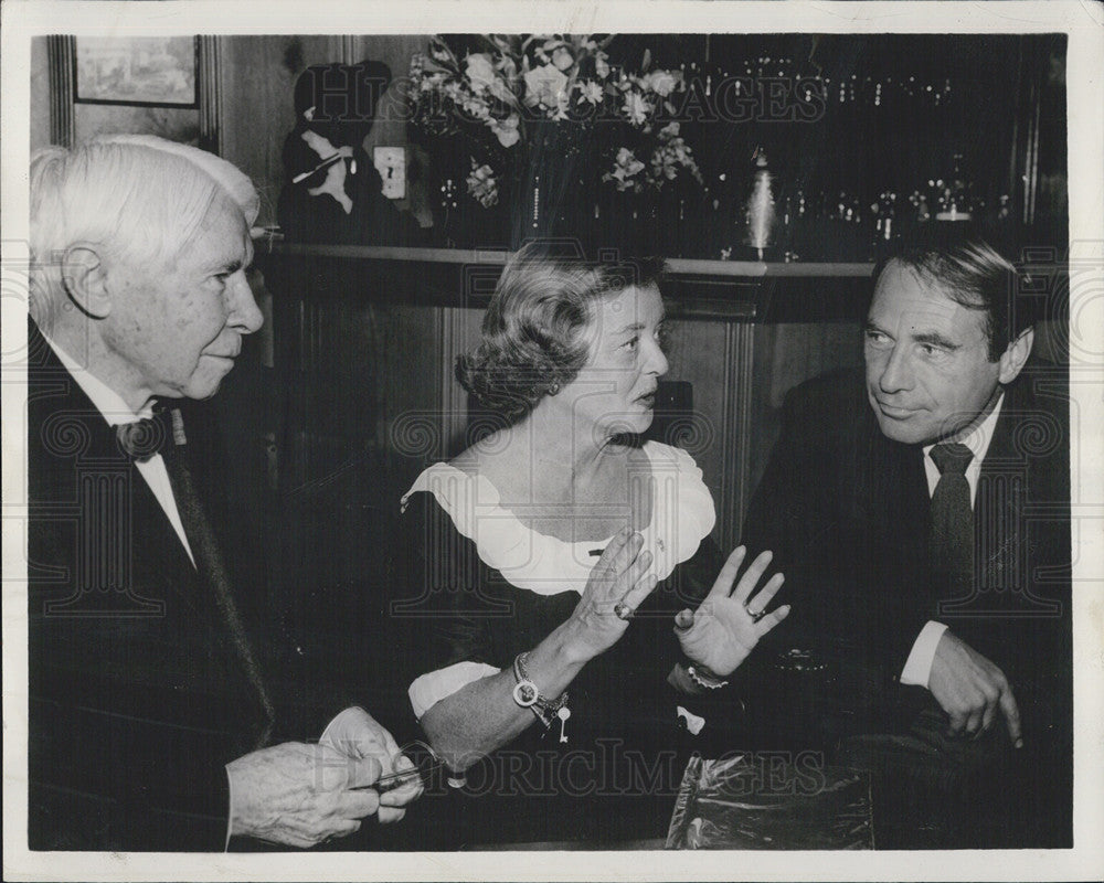 1959 Press Photo Bette Davis and husband Gary Merill speak with Carl Sandburg - Historic Images