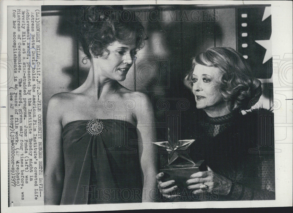 1977 Press Photo Bette Davis Jane Fonda Life Achievement Award - Historic Images