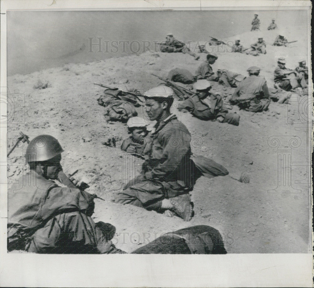 1962 Press Photo Ahmed Ben Bella Allied Troops In Foxholes Near Desert Outpost - Historic Images