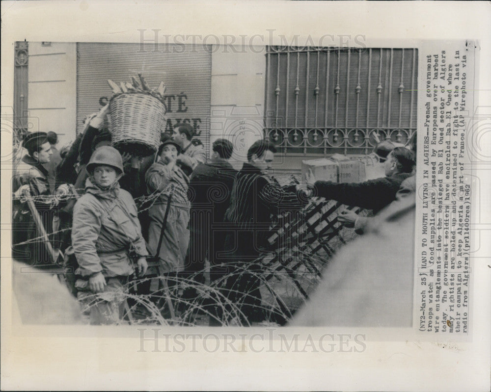 1962 Press Photo Food Supplies Handed Out By Europeans to Algerians Over Barbed - Historic Images