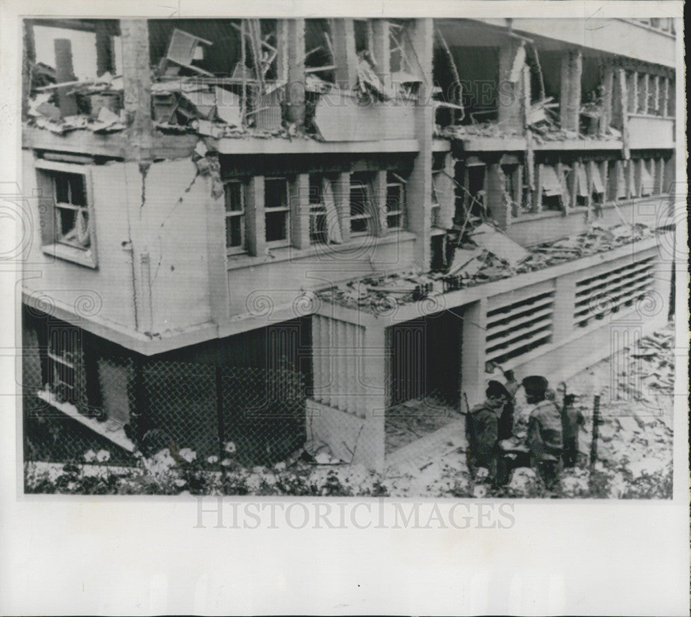 1962 Press Photo Soldiers Guard Entrance to Civil Aviation Bldg-Algiers Bombing - Historic Images