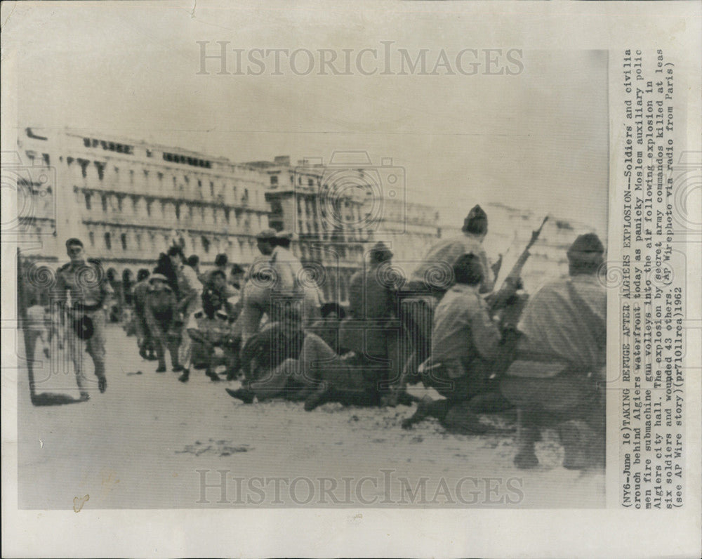 1962 Press Photo Soldiers/Civilians Crouch Behind Algiers Waterfront-Machinegun - Historic Images