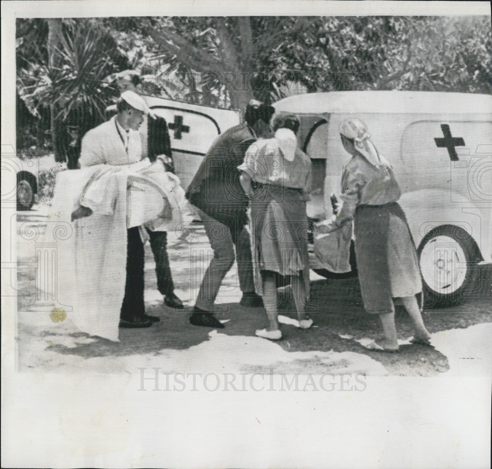 1962 Press Photo Algerian patients moved to hospital - Historic Images