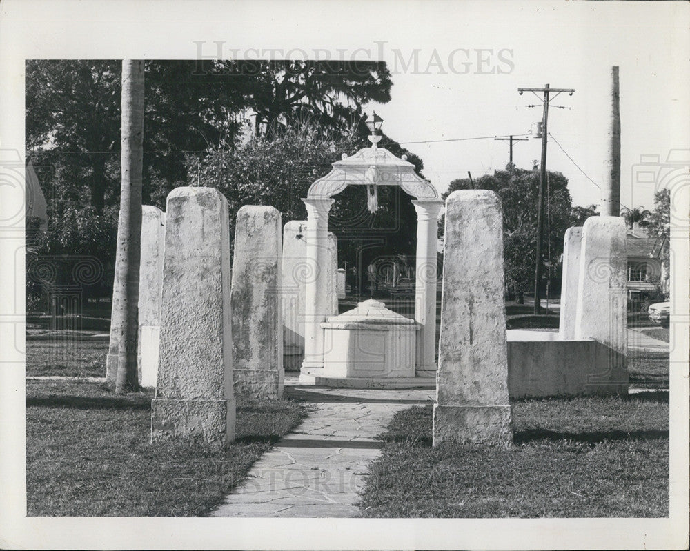 1967 Press Photo St Petersburg, 23rd Avenue Northeast, Adalusia Way, Stones Well - Historic Images