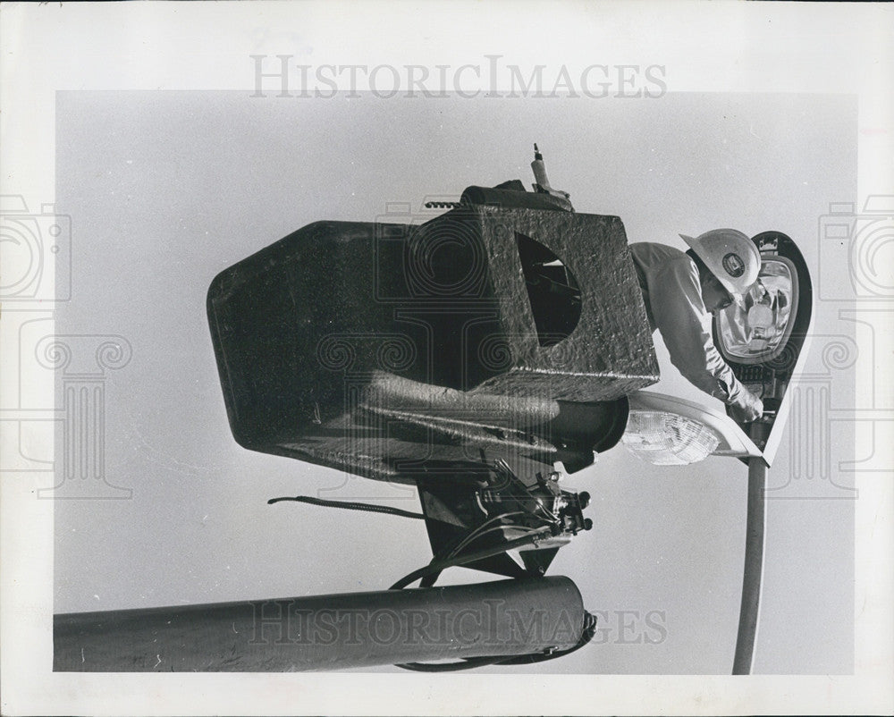 1964 Press Photo Lineman installs new streetlights in Florida - Historic Images