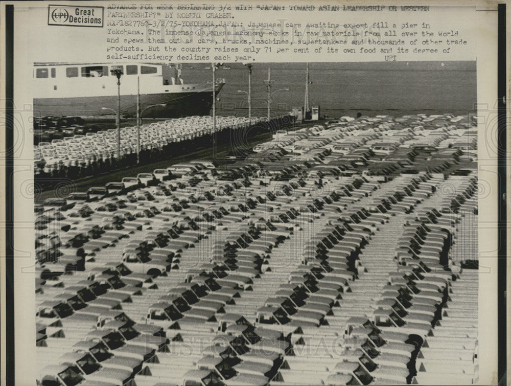 1975 Press Photo Yokohama Japan cars line the dock for shipment to US - Historic Images