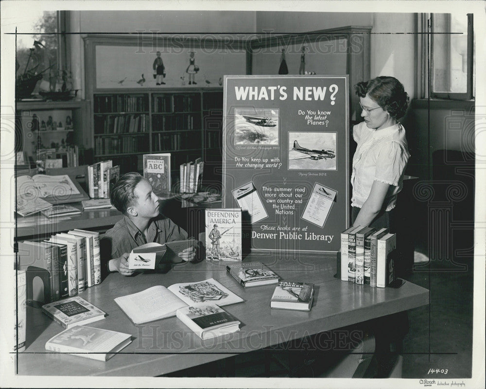 1942 Press Photo Charlie Morrison &amp; Virginia Eversman and books at library - Historic Images