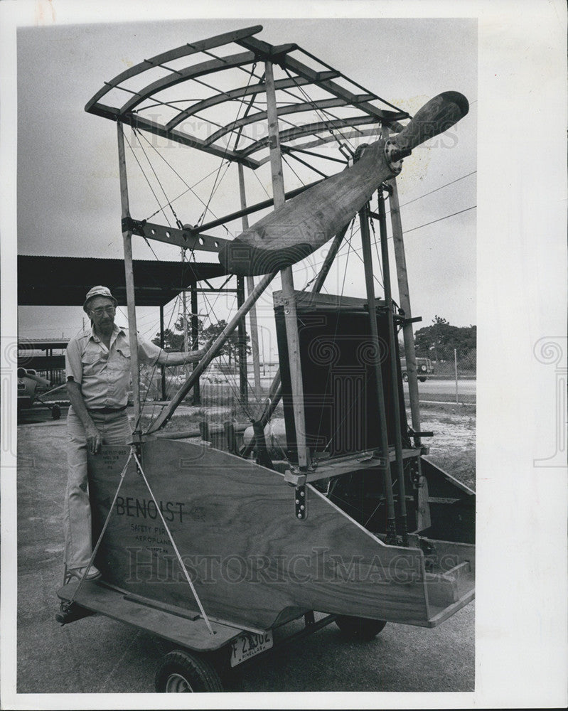 1982 Press Photo Russell St Arnold and an airboat propeller - Historic Images