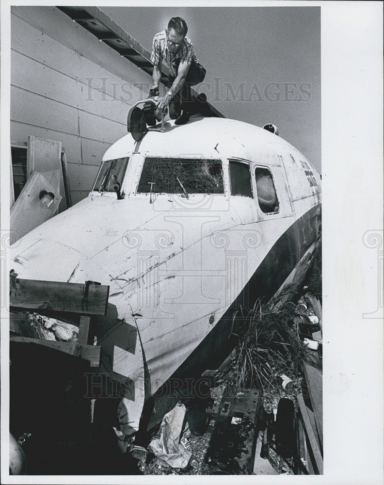 1971 Press Photo Remains of small aircraft that crashed - Historic Images