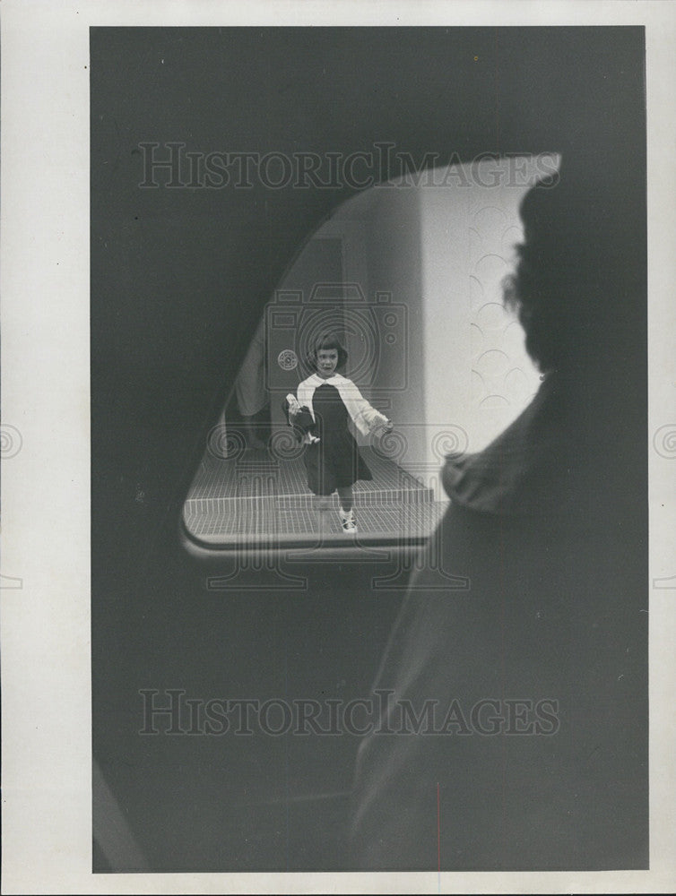 1992 Press Photo Child running to a car - Historic Images