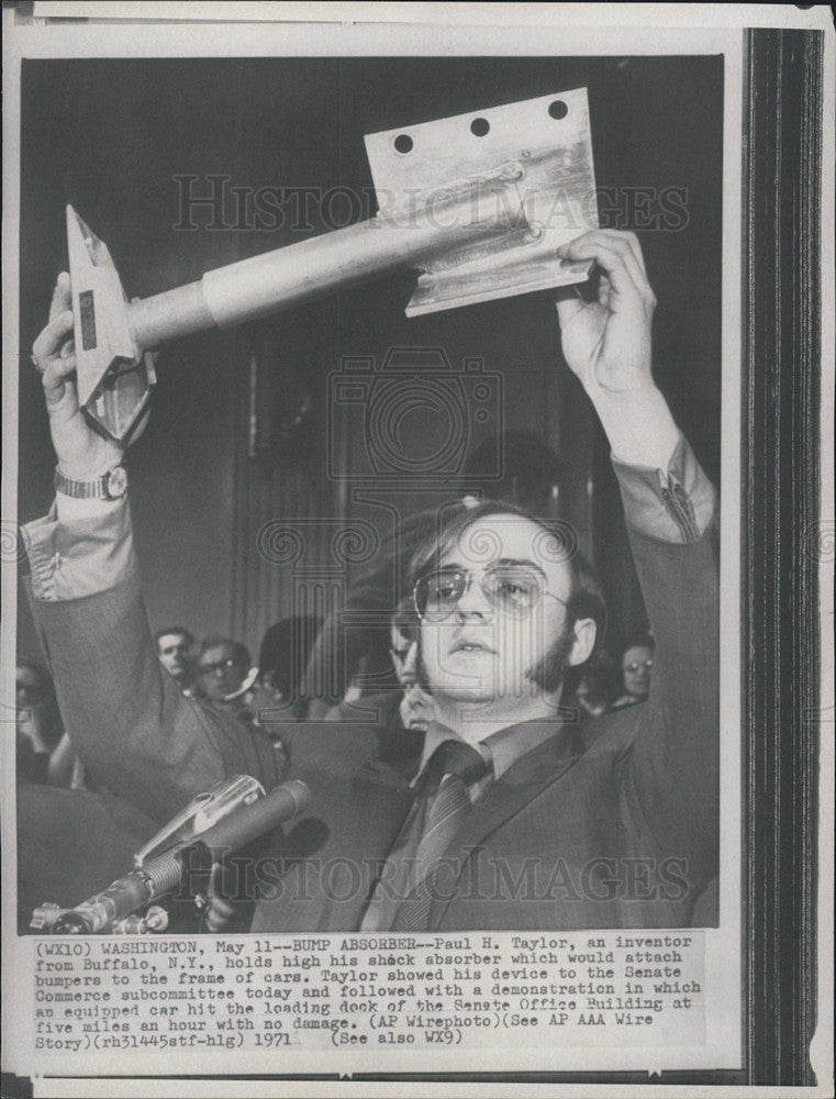 1971 Press Photo Paul H Taylor and shock absorber he invented - Historic Images