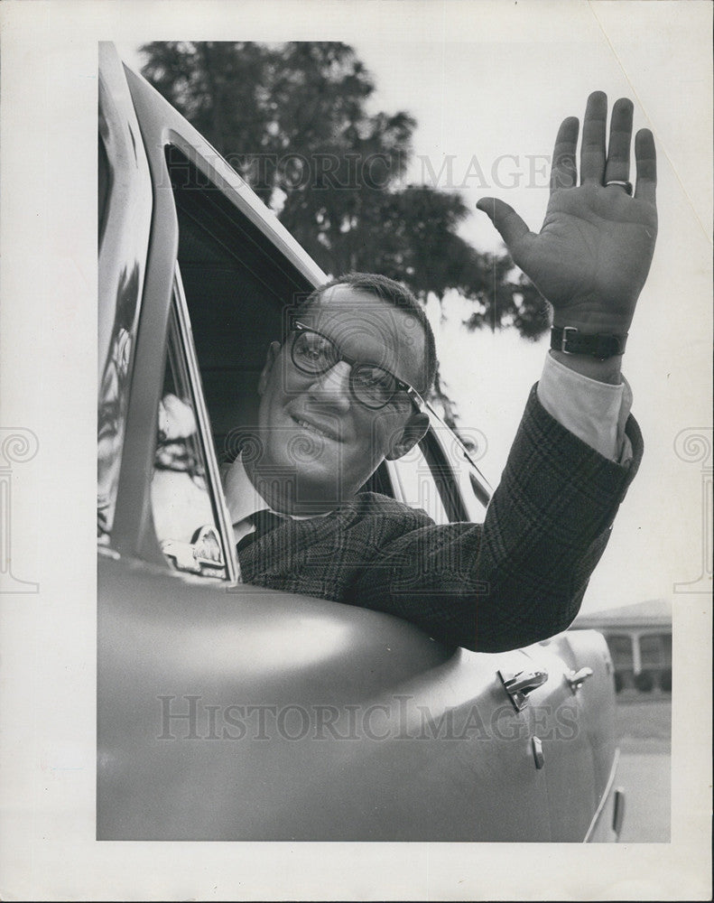 1962 Press Photo Man Waves From Driverside Car In St Petersburg Florida - Historic Images