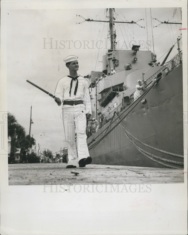 1957 Press Photo John Hickman doing his Navy Shore Patrol - Historic Images