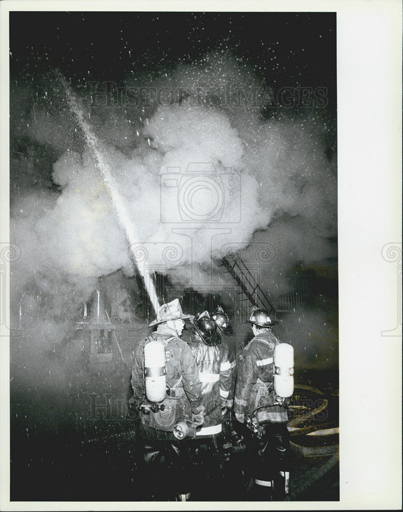 1968 Press Photo Firefighters Battle Blase At 220 W Evergreen 5 Story Building - Historic Images