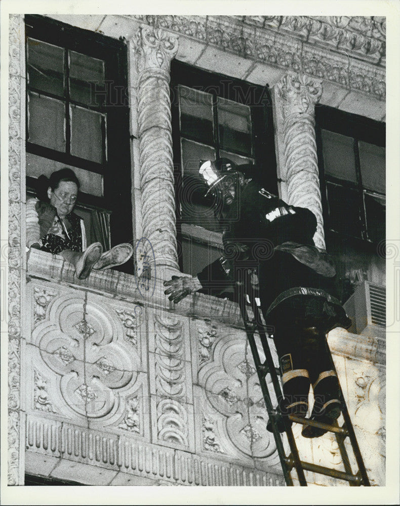 1983 Press Photo Cedar Hotel Fire Chicago - Historic Images