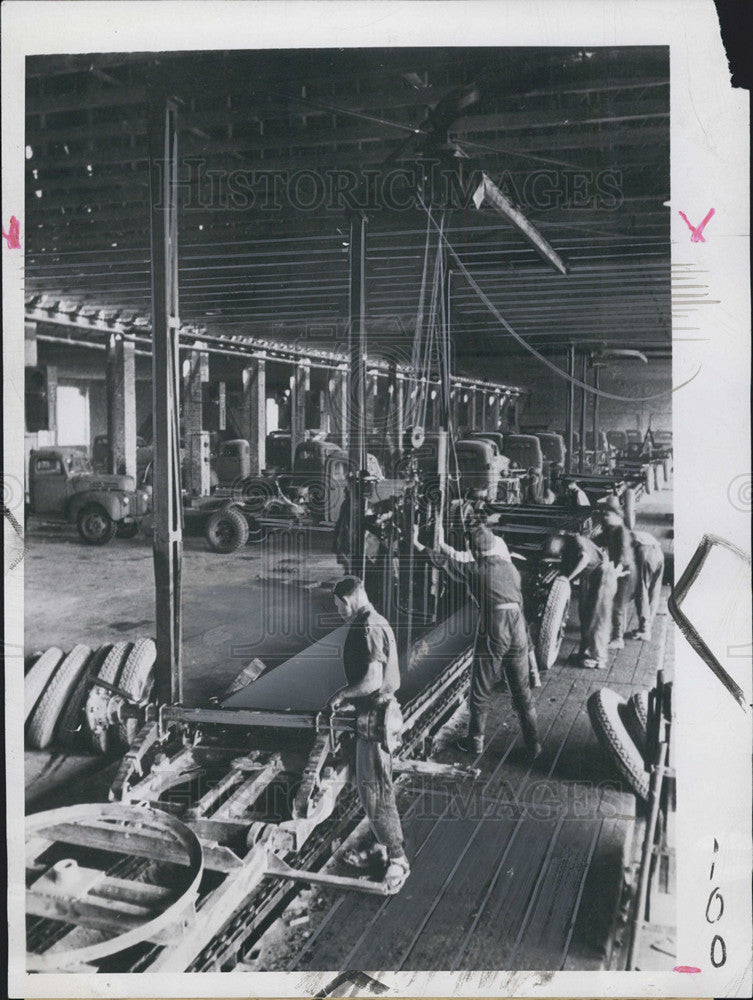1945 Press Photo Russian Automobile Assembly Line - Historic Images