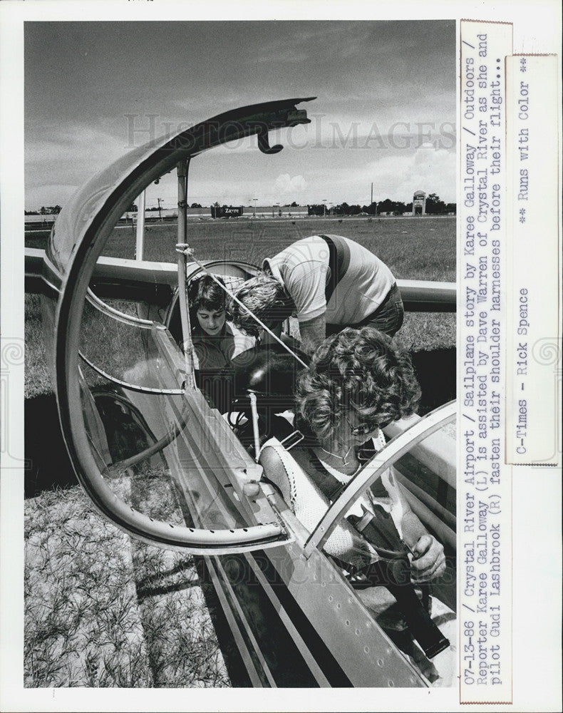 1986 Press Photo Sailplane and reporter Karee Galloway ready for ride - Historic Images