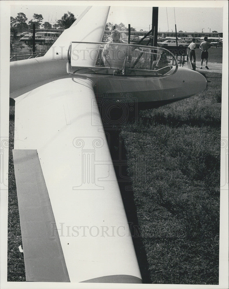 1976 Press Photo Jerry Spies inspects a glider airplane - Historic Images