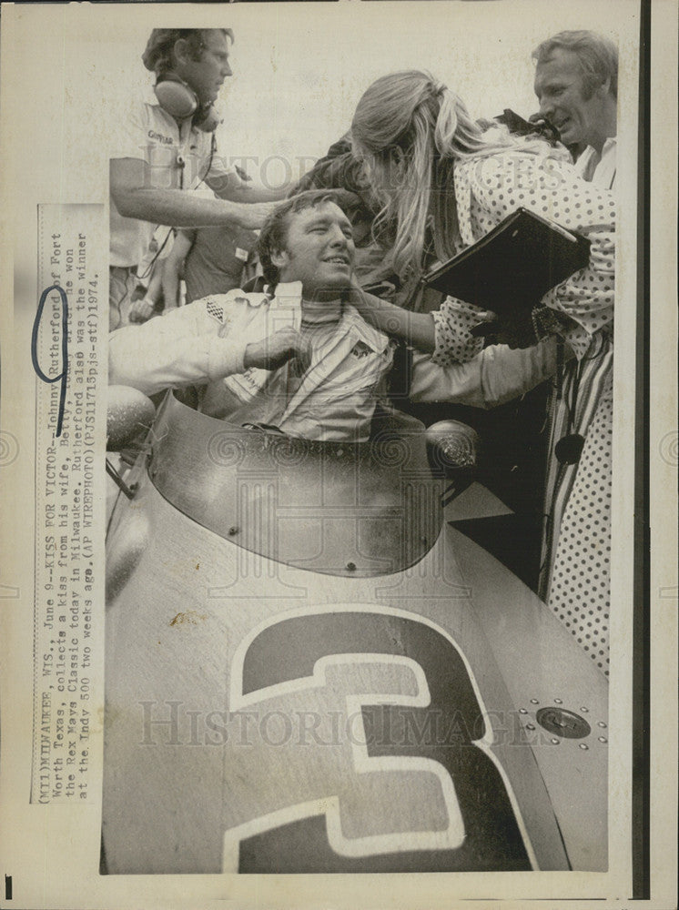 1974 Press Photo Race car driver Johnny Rutherford  and wife - Historic Images