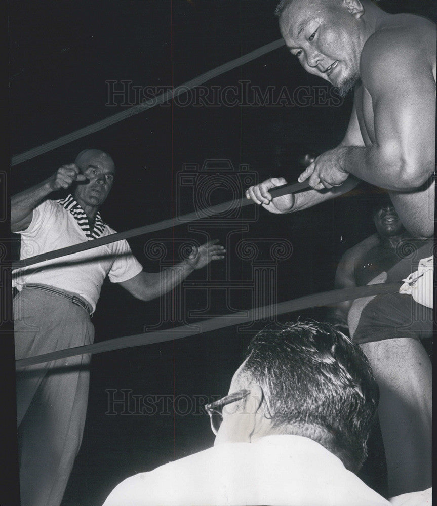 1964 Press Photo Mitsu Arakawa in a wrestling match - Historic Images