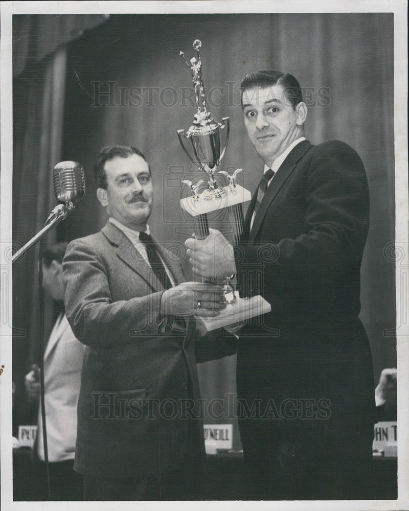 1957 Press Photo Dale Long accepts Baseball Player of the Year award - Historic Images