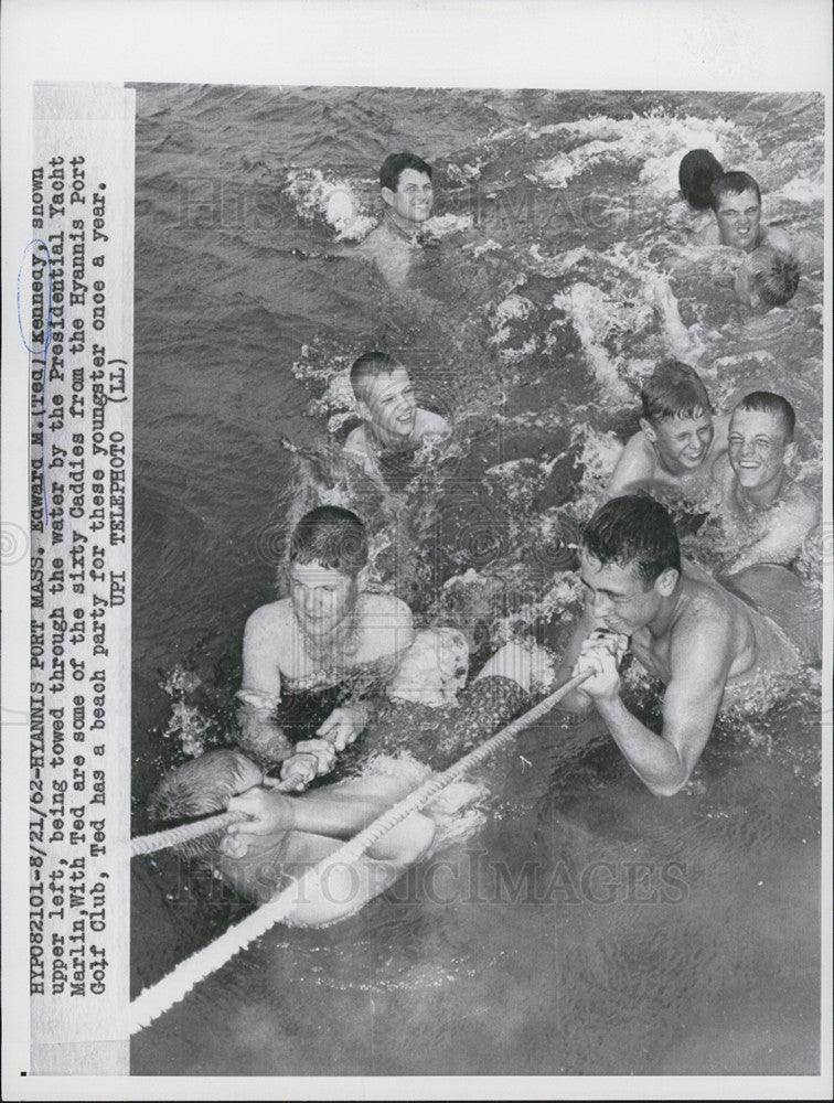 1962 Press Photo Ted Kennedy with young caddies at annual beach party - Historic Images