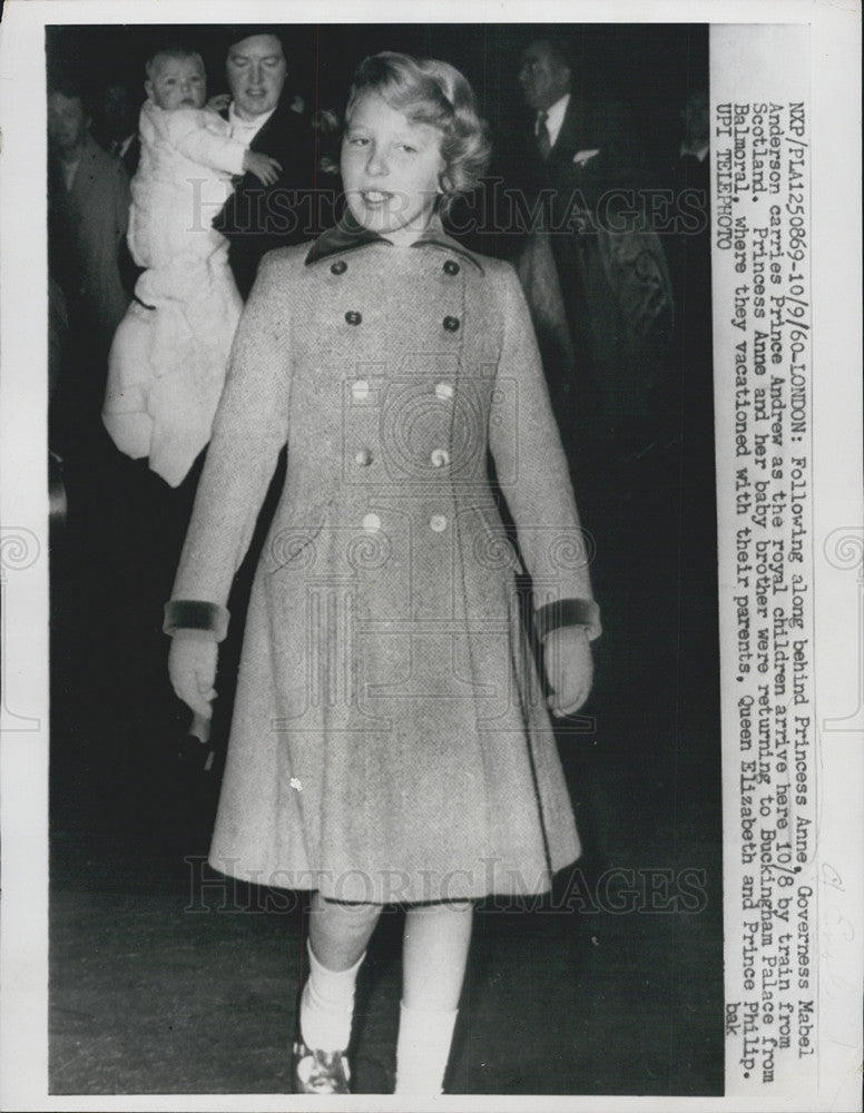 1960 Press Photo Princess Anne followed by Governess Mabel Anderson - Historic Images