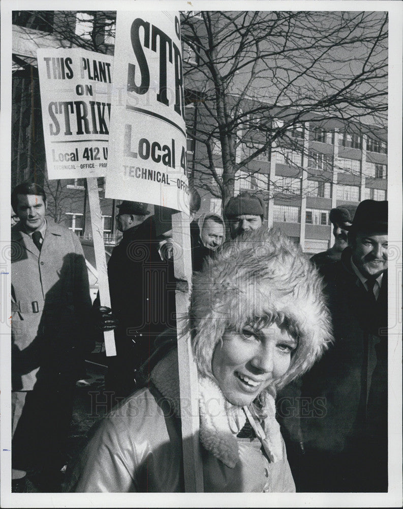 1971 Press Photo Chrysler employees on strike - Historic Images