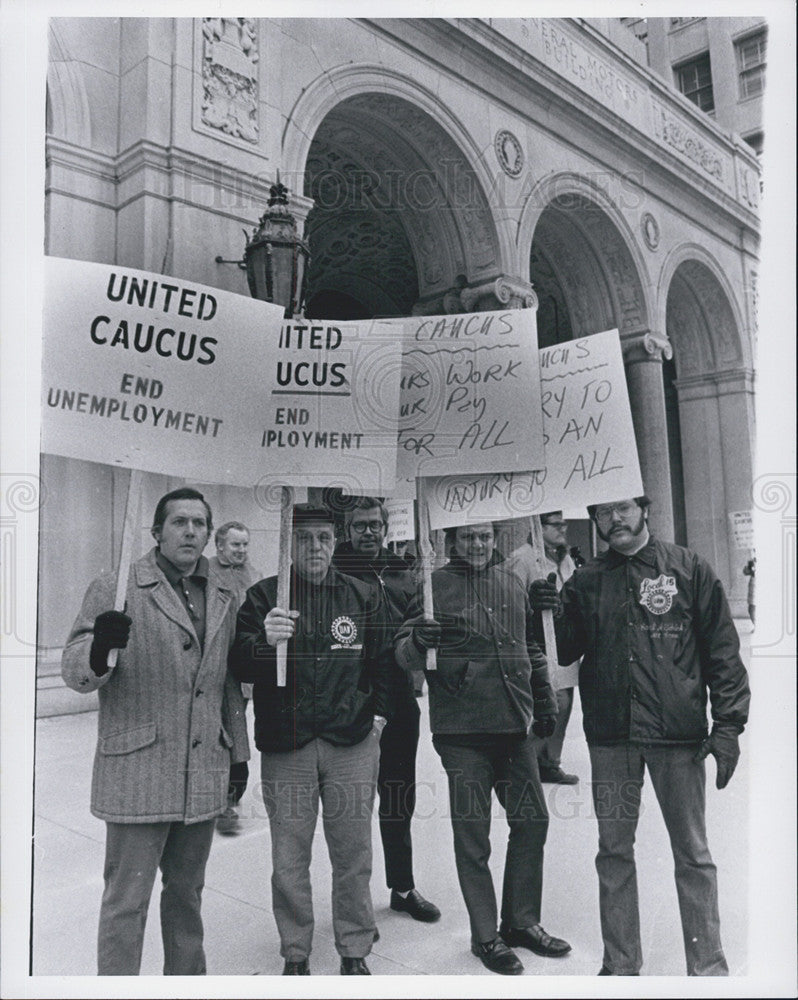 1972 Press Photo General Motors Bldg Picketing In Detroit Michigan - Historic Images