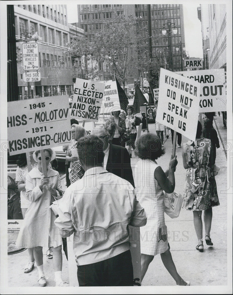 1971 Press Photo Pres Kissinger Protests In Detroit Michigan - Historic Images