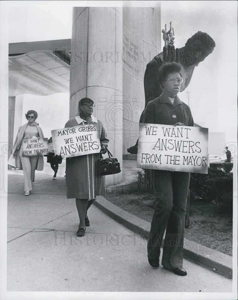 1971 Press Photo Pickets in Detroit Mich - Historic Images