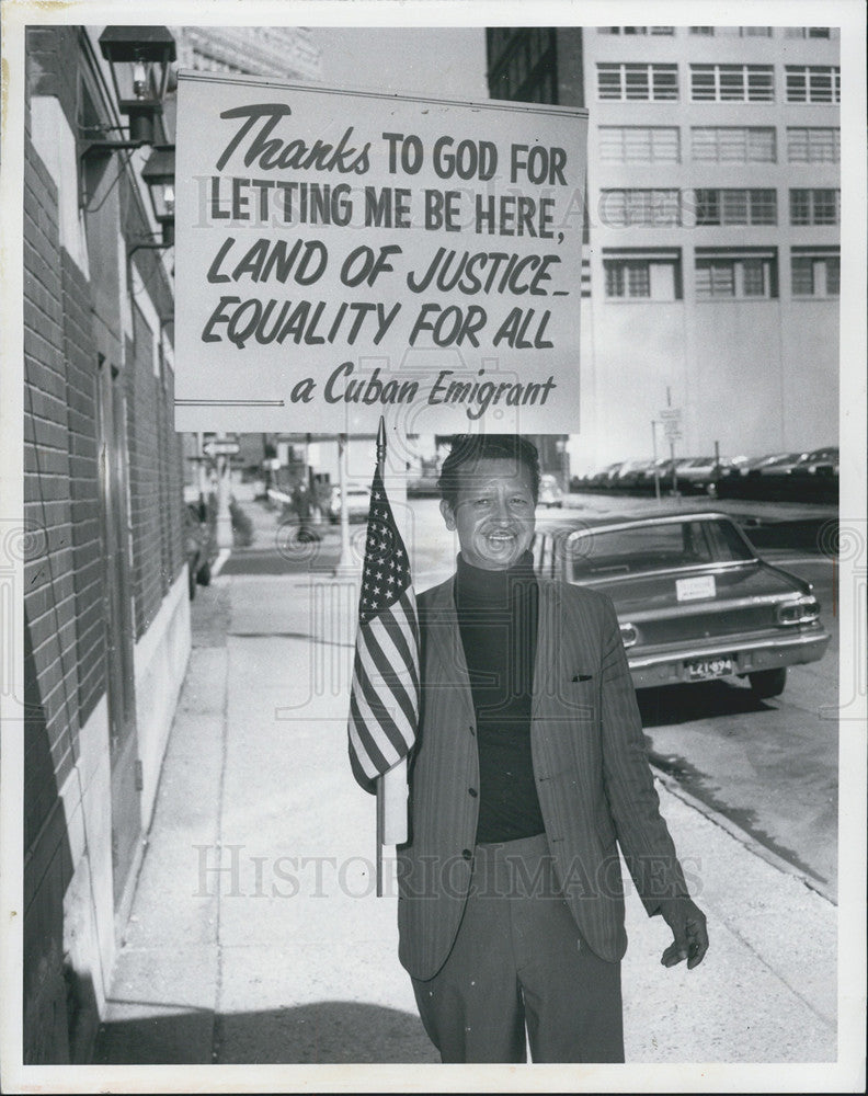 1971 Press Photo Bob Keller and his Thanks sign - Historic Images