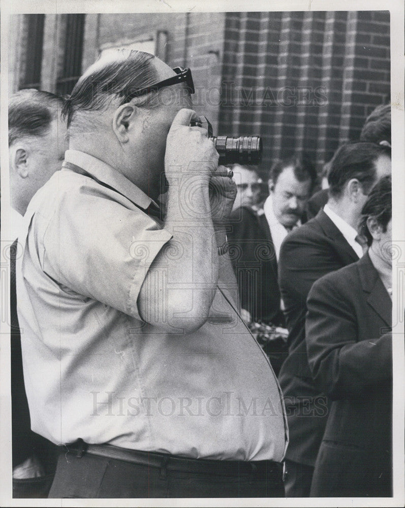 1969 Press Photo Officer Taking Pics Of Students For Democratic Society Meeting - Historic Images
