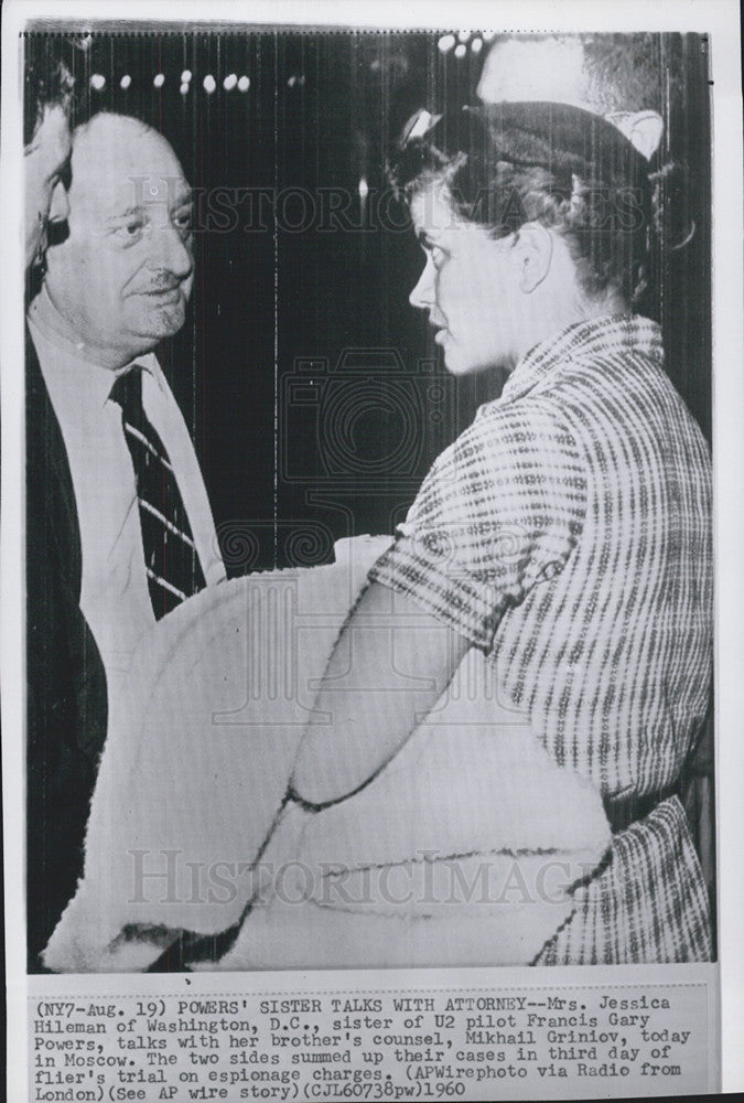 1960 Press Photo sister of Francis Gary Powers talks to her brother&#39;s counsel - Historic Images