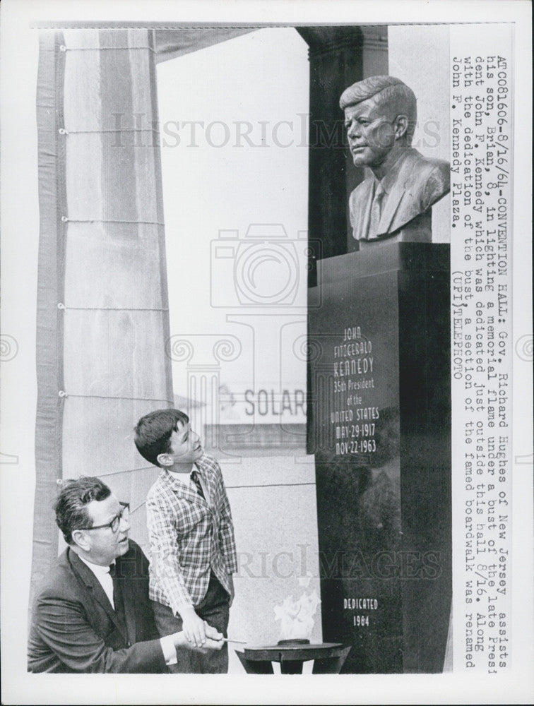 1964 Press Photo Gov Richard Hughes of New Jersey and bust  of Pres JFK - Historic Images