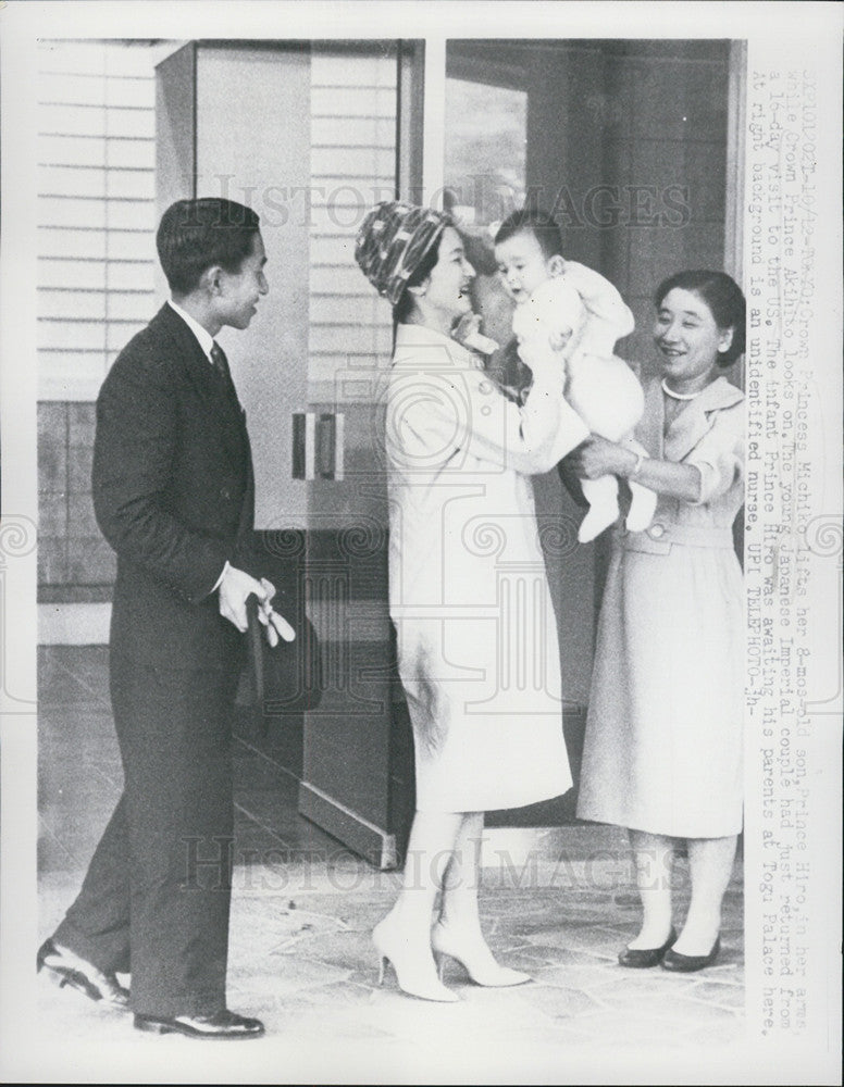 Press Photo Family With Baby - Historic Images