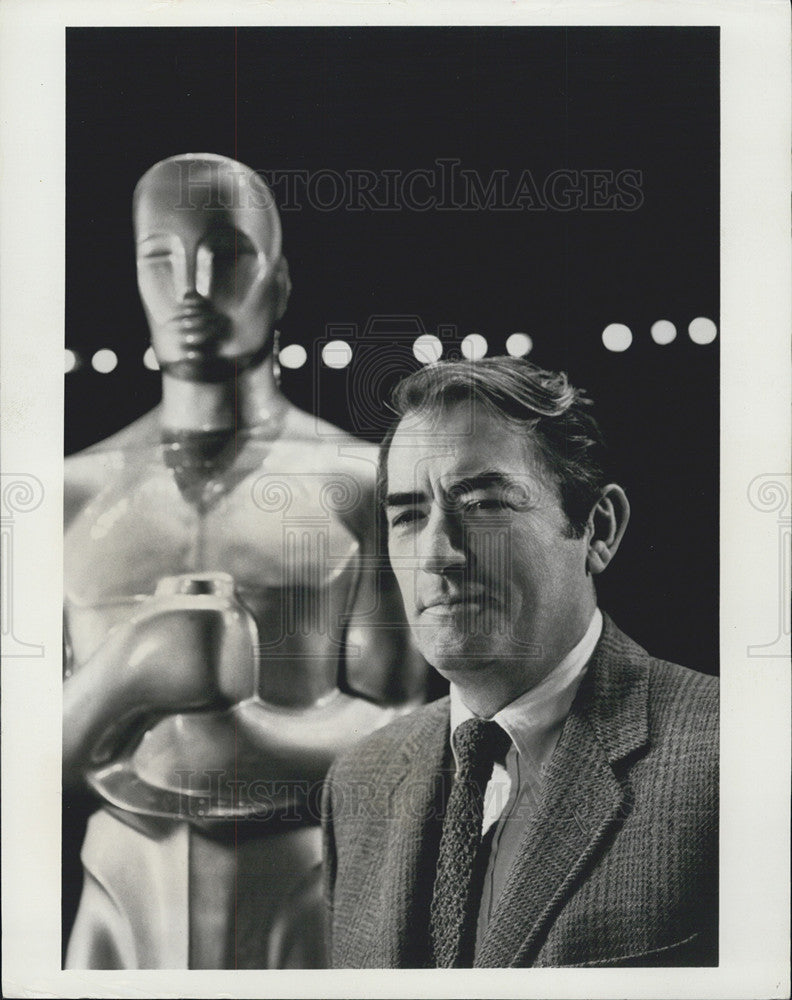 1969 Press Photo Gregory Peck gets an Oscar - Historic Images