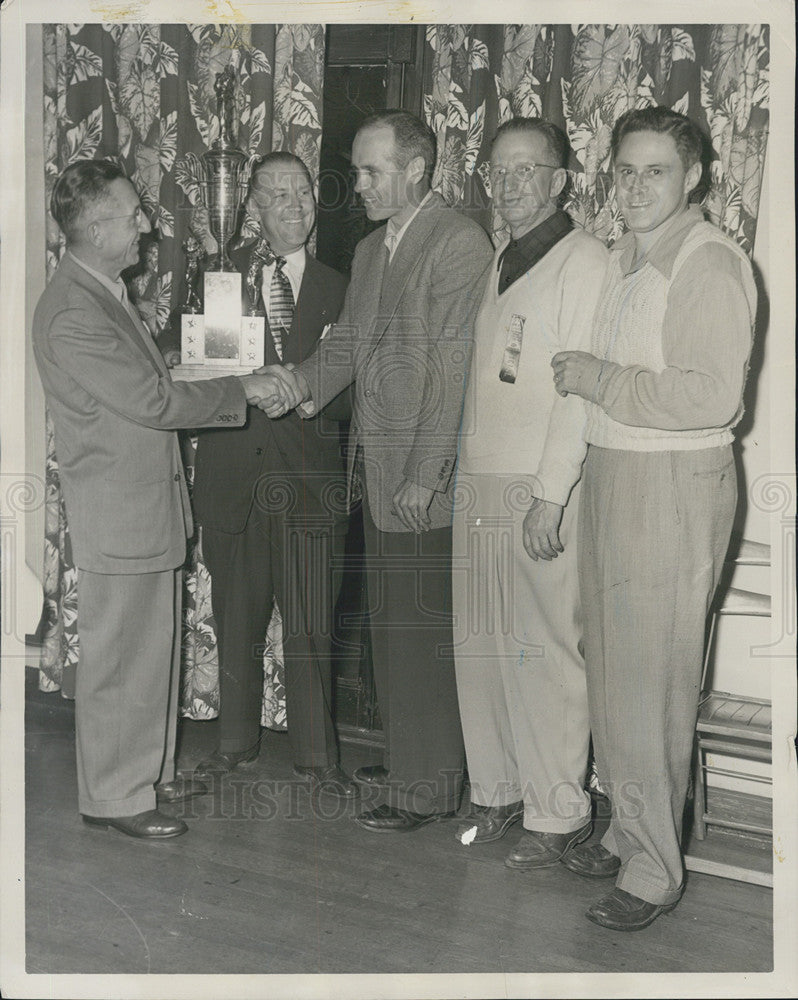 1950 Press Photo Bob Mort San Francisco Missions received Sporting News Trophy - Historic Images